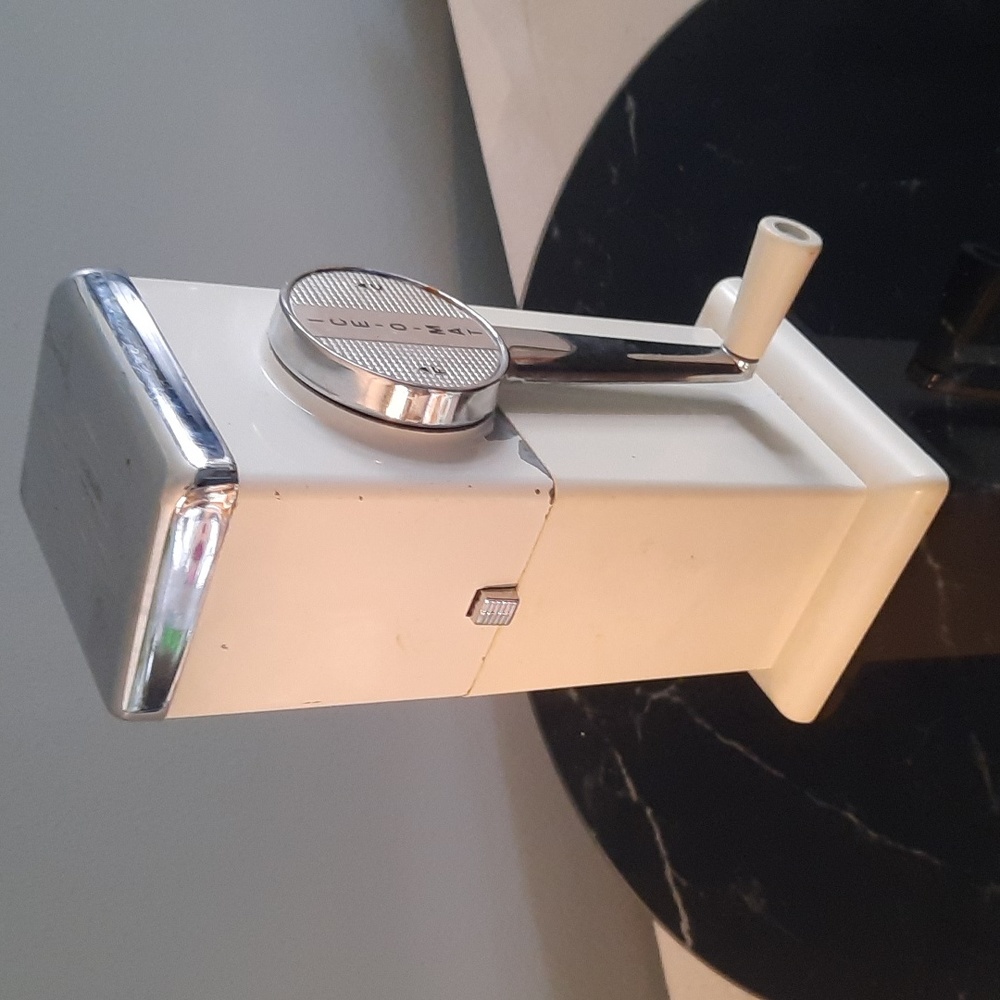 1950's Ice-O-Mat Hand-crank ice machine - Picture 7 of 9